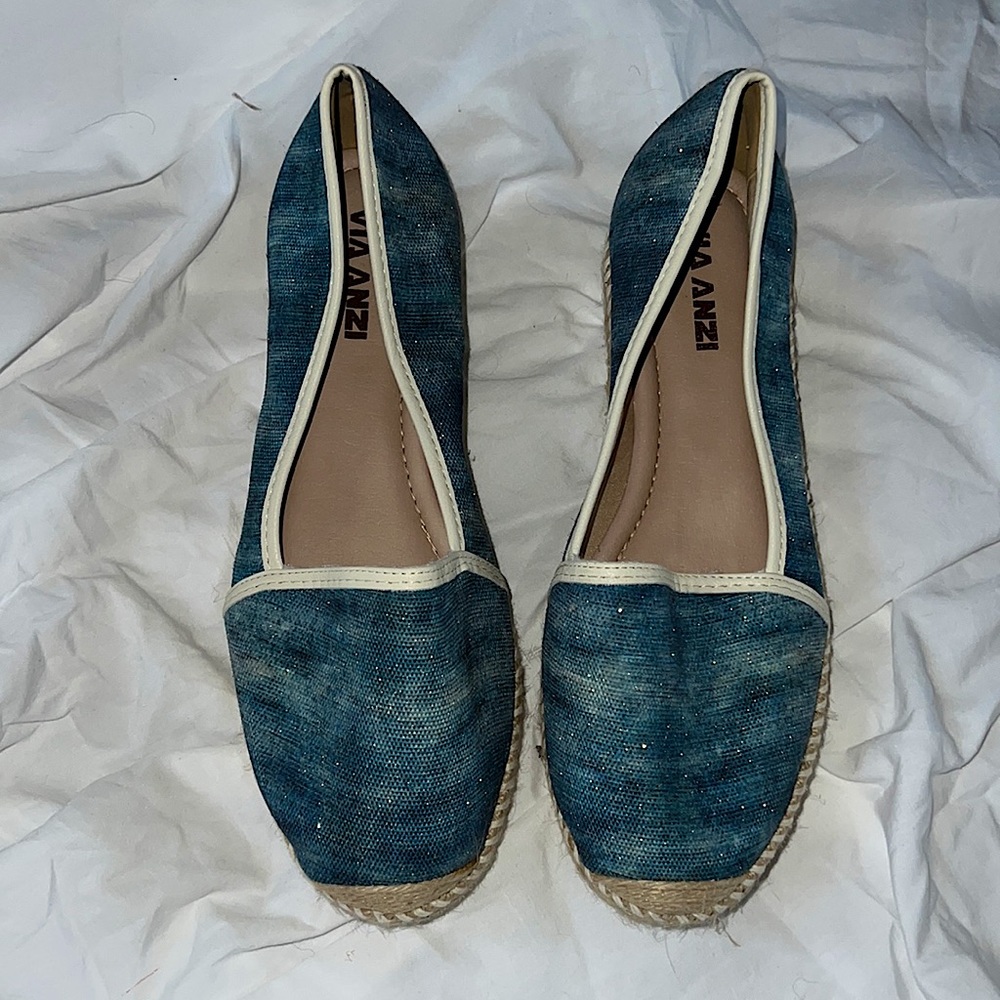 Size 9 , via anzi low wedge shoes